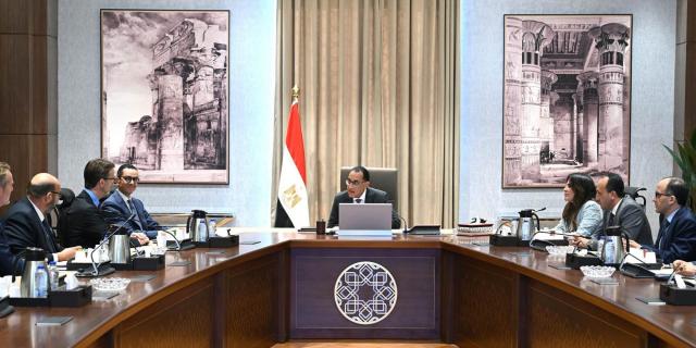 رئيس الوزراء يبحث سُبل الترويج لجذب الاستثمارات الأجنبية المباشرة في مصر